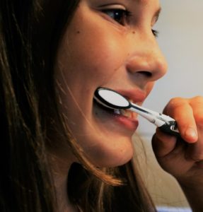 kids brushing teeth